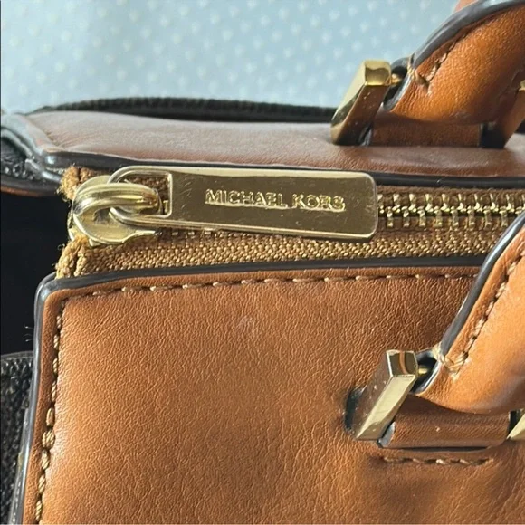EUC Michael Kors Signature Hudson Large Satchel Shoulder Bag w/crossbody strap